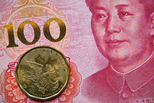 banknot chiński, 100 juanów, kanadyjska moneta, Chinese banknote, 100 yuan, Canadian coin © Marcin Łazarczyk