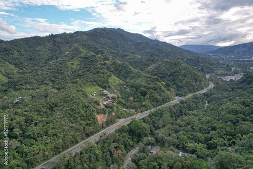 Colombia - Ibague, vista de dron con montaña y carretera en ella.