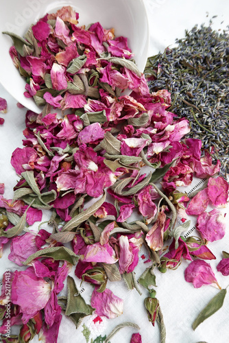 gertrocknete Blüten für Potpourris und Aromatherpie - dried blossoms for potpourris and aromatherapy