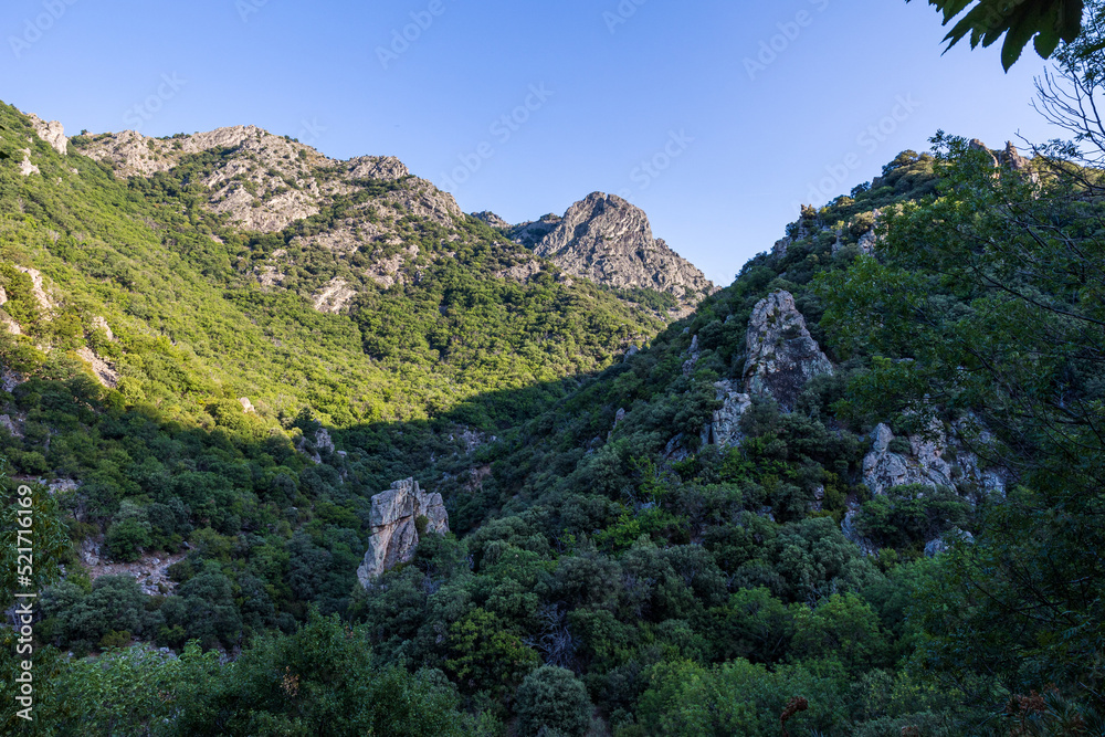 Vue sur les montages autour des Gorges de l'Héric peu après le lever du soleil