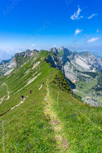 Urlaub in Tirol am Achensee: Gratwanderung im Rofangebirge, Panorama-Blick von der Rofanspitze zum Seekarlspitz und Roßkopf photo