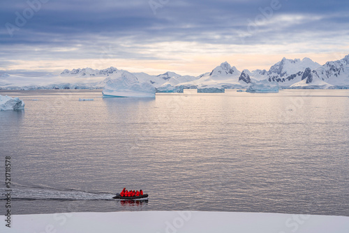 Expeditions - Zodiak mit Touristen fährt durch antarktische Eisberg Landschaft bei Portal Point welches am Zugang zu Charlotte Bay auf der Reclus Halbinsel, an der Westküste von Graham Land liegt.