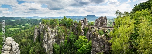 Φωτογραφία Aerial shot of jagged quartzite sandstone columns in Zhangjiajie china with a pr