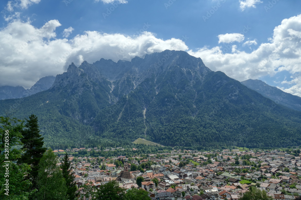 Fototapeta premium Blick auf Mittenwald und die Karwendel Berge
