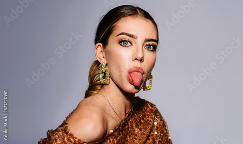 Foto Beautiful girl with bright makeup show tongue