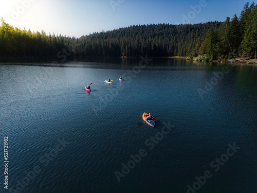 Fotografía Group of friends kayaking Willow Lake in Southern Oregon on a beautiful summer m