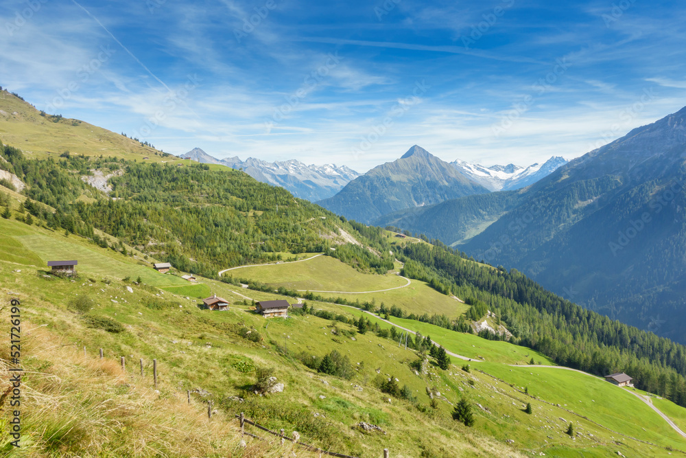 Berglandschaft mit Almhütten in den Alpen