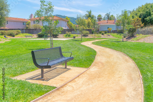 Fotografia Bench beside the dirt trail in a park at San Diego, California