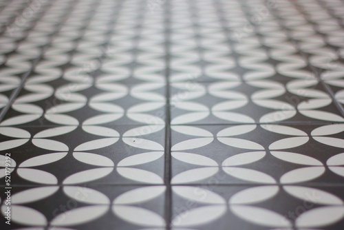 фотографія Tiled floor with alternating curves, black and white.