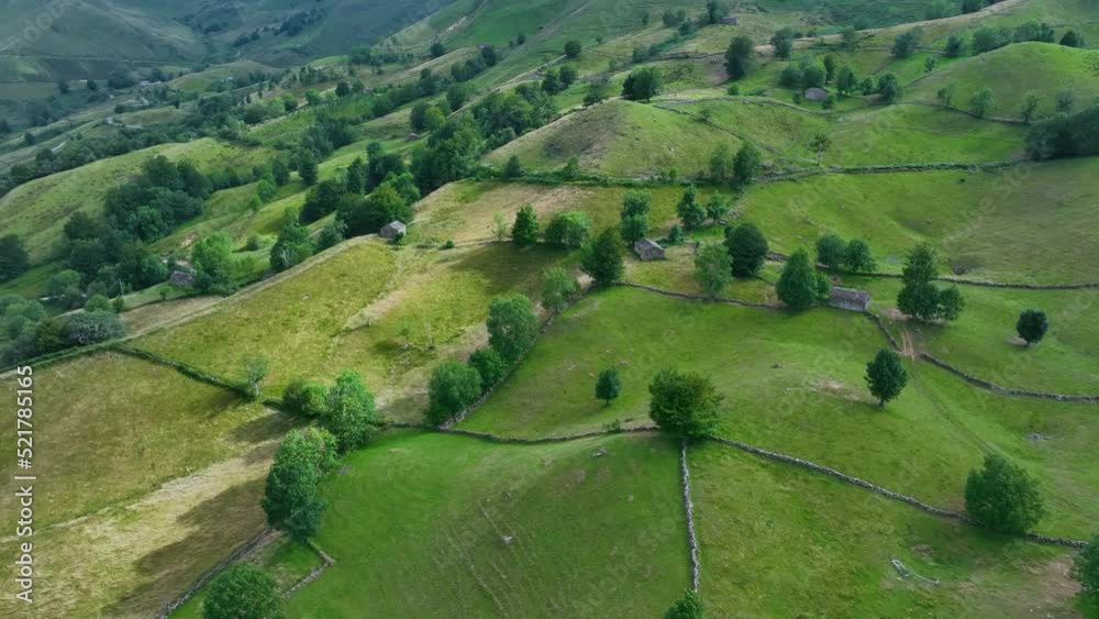 Vista panorámica del valle del río Miera con drones. Paisaje en verano. La cáscara. Mira Valle. Valles de Passián. Cantabria. España. Europa
