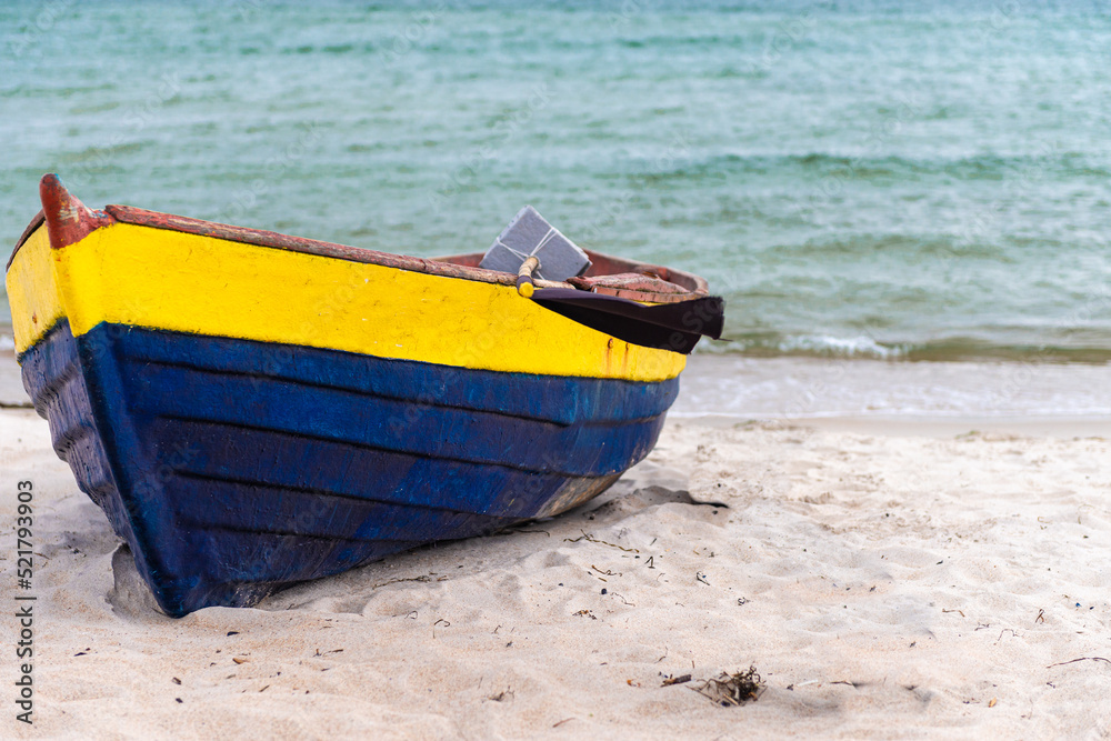 Obraz na płótnie łódź rybacka na piaszczystym brzegu morza w salonie