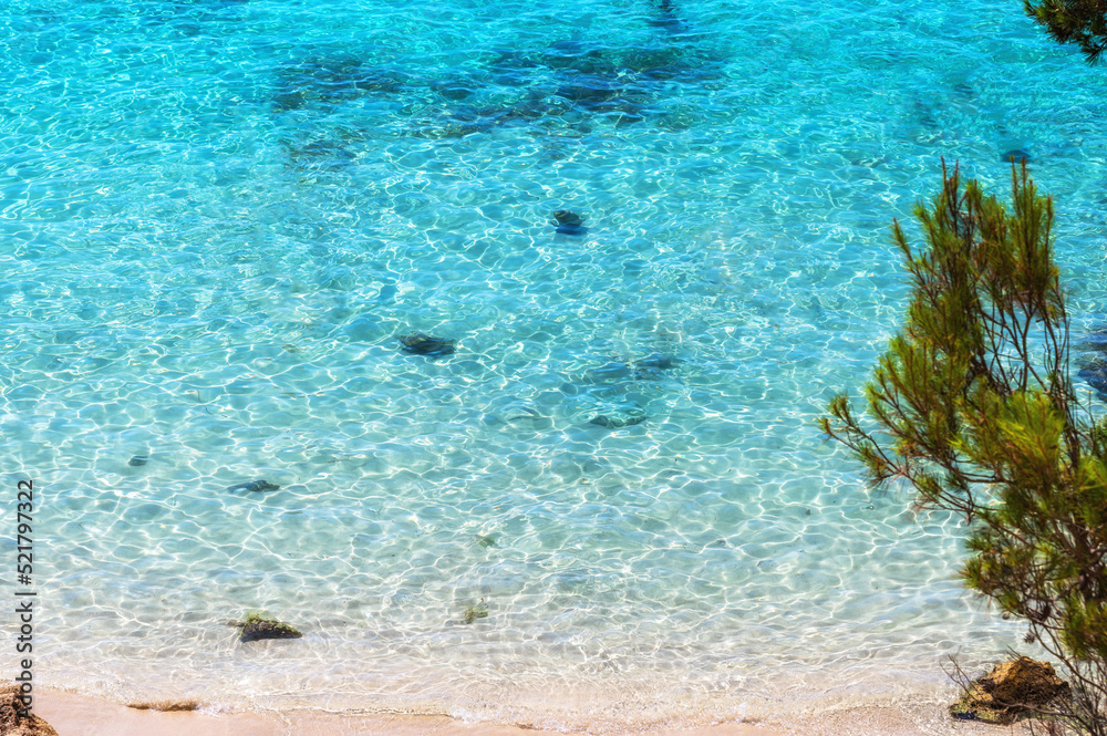 Wunderschöner flach abfallender Strand mit türkisblauem Wasser