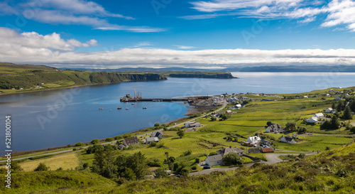 Ein wunderschöner Ausblick auf die Ulg Bay auf der Isle of Skye in Schottland