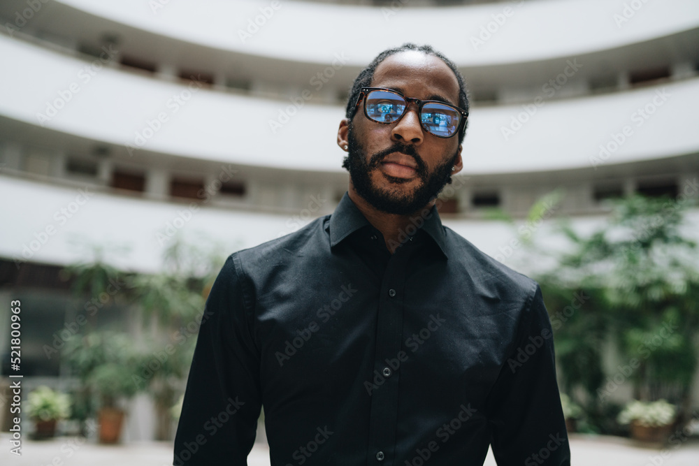 Obraz premium Portrait of black man in a hall in a condo