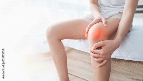 Cuadro en lienzo Woman hands touching her knee area
