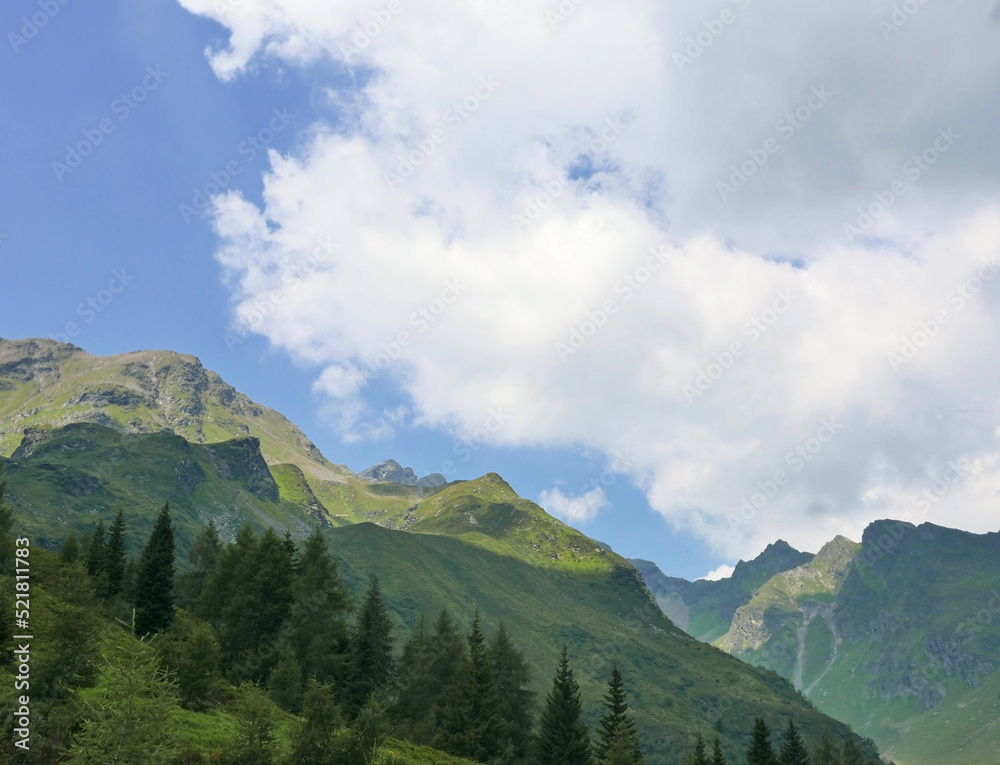 scenico ed evocativo panorama montuoso dolomitico in estate