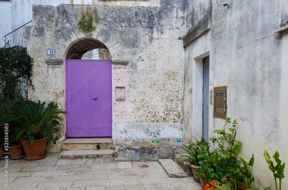 La porta viola in un tipico cortile dai muri bianchi in un del