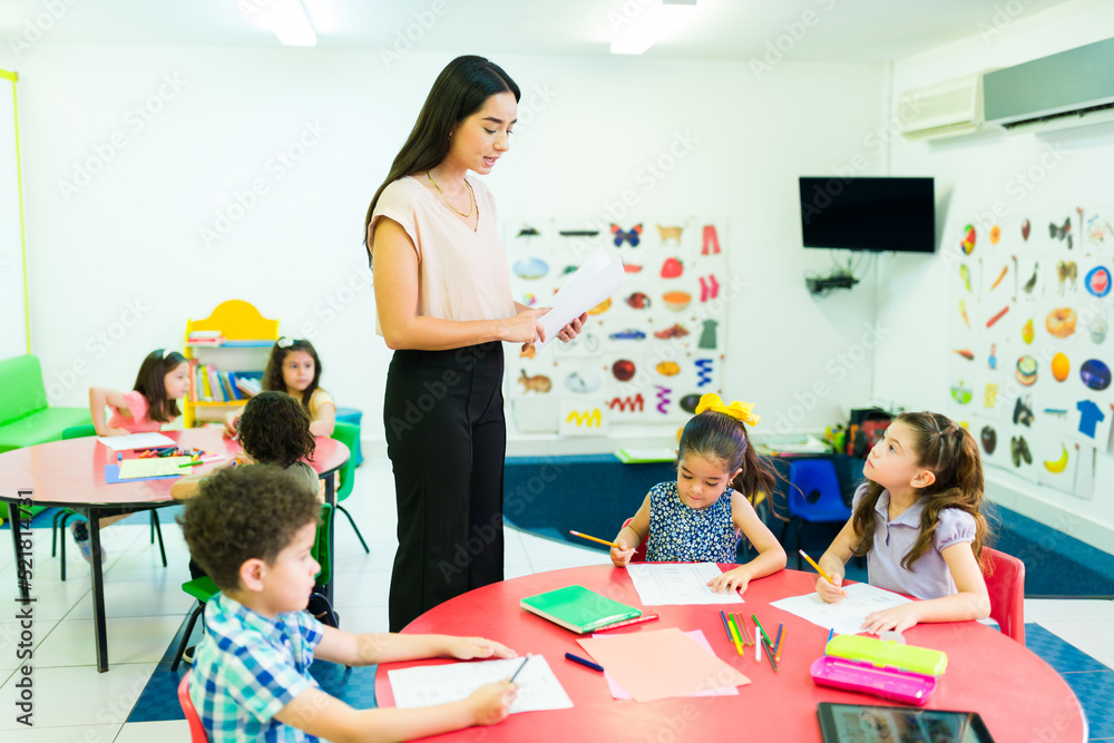 Fototapeta premium Preschool students listening to their teacher during class