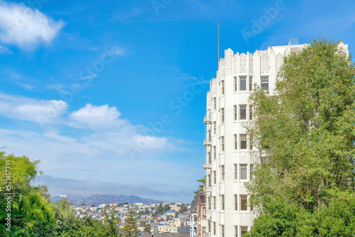 Canvas Print Multi-storey apartment building and a view of San Francisco neighborhood and mou