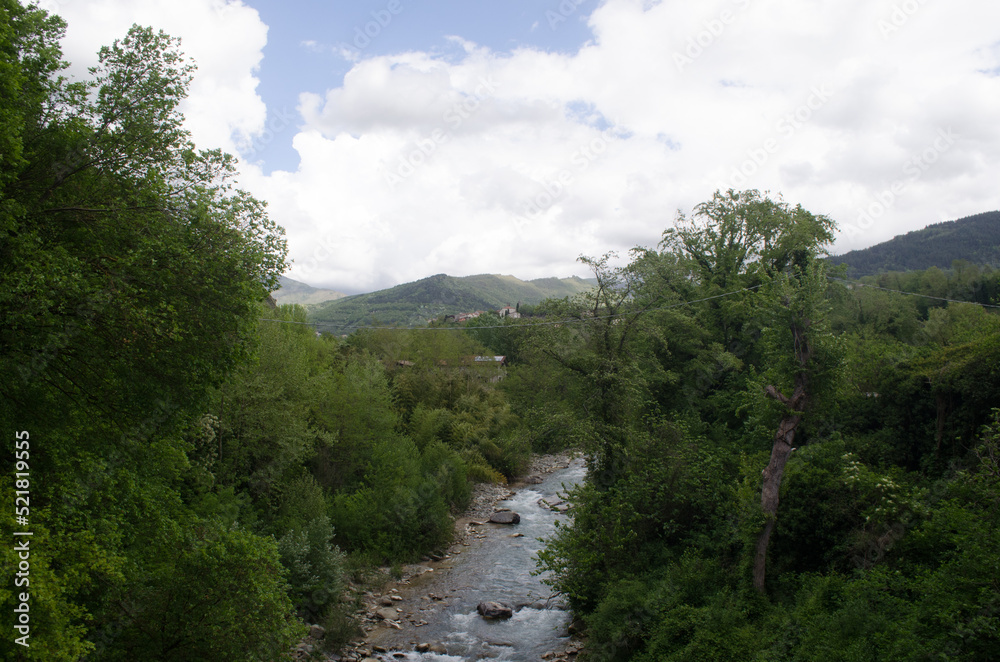 Fototapeta premium Il panorama sulla Garfagnana dalla Via del Volto Santo, cammino che parte da Pontremoli e arriva a Lucca