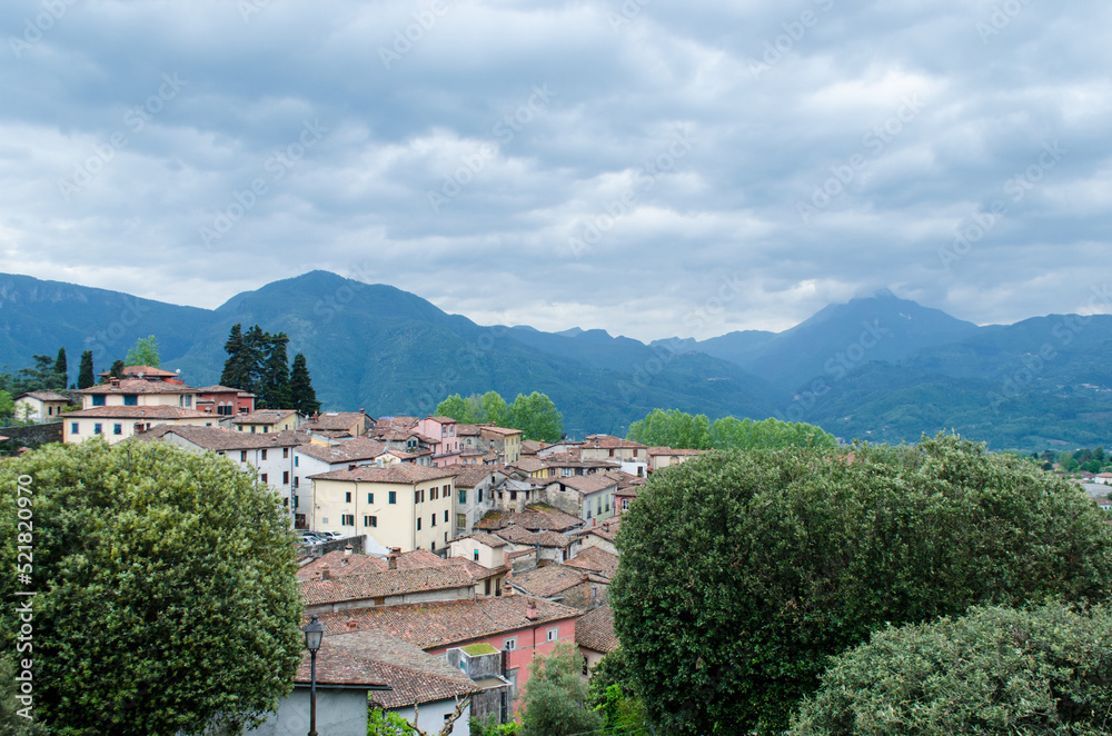 Obraz premium Panorama di Barga, antico borgo lungo la Via del Volto Santo, cammino che parte da Pontremoli e arriva a Lucca
