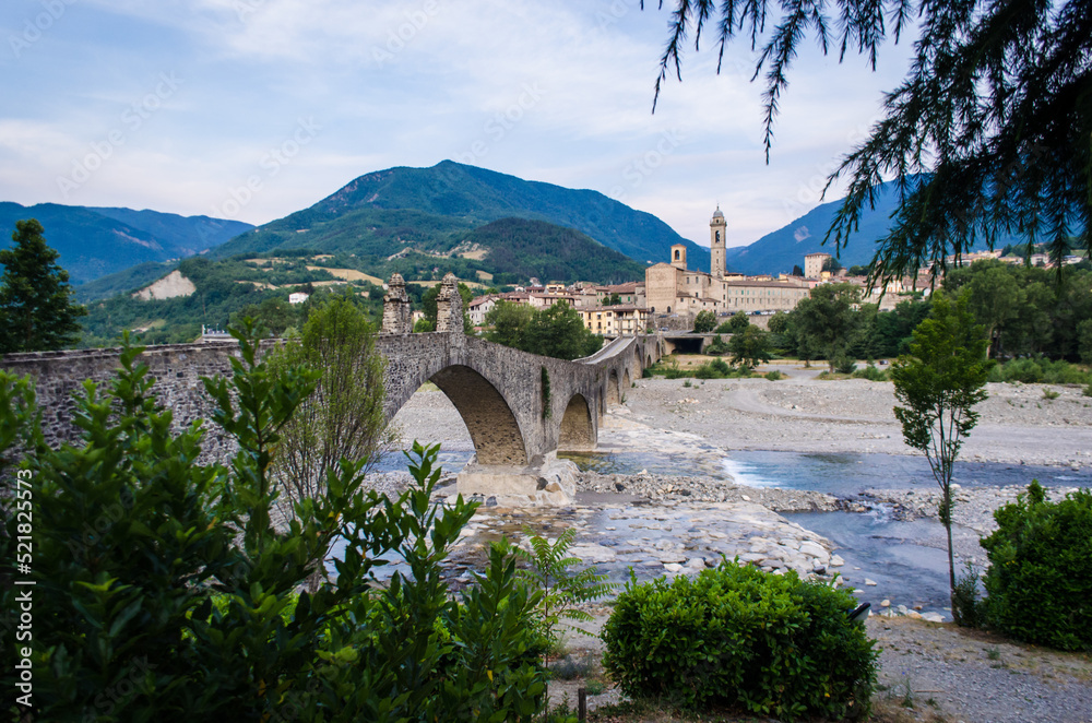 Il Ponte del diavolo, tipico ponte medievale a schiena di asino detto