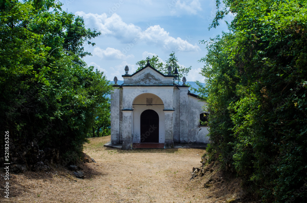 Una piccola chiesa di campagna vicino al borgo di Bardi lungo la Via degli abati, cammino che parte da Pavia e arriva a Pontremoli Una piccola chiesa di campagna vicino al borgo di Bardi lungo la Via degli abati, cammino che parte da Pavia e arriva a Pontremoli