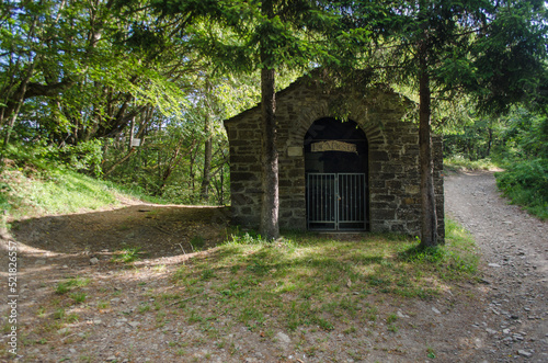 La piccola cappella della Maestà di Caffaraccia prima di arrivare a Borgotaro, lungo la Via degli abati, cammino che parte da Pavia e arriva a Pontremoli