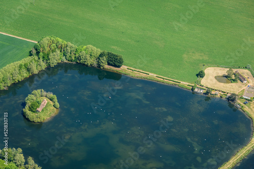 vue aérienne de lacs à Dangu dans l'Eure en France photo