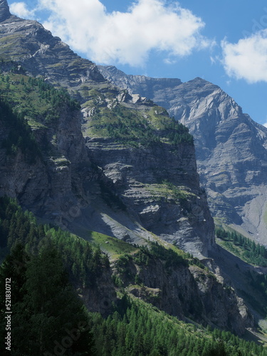 roche luisante apr  s la pluie dans le massif des   crins