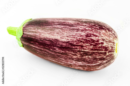 1 Aubergine auf weissem Hintergrund Nahaufnahme photo