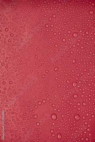 Obraz na płótnie Water drops on red background. w salonie