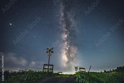 踏切と息を呑む美しさの天の川