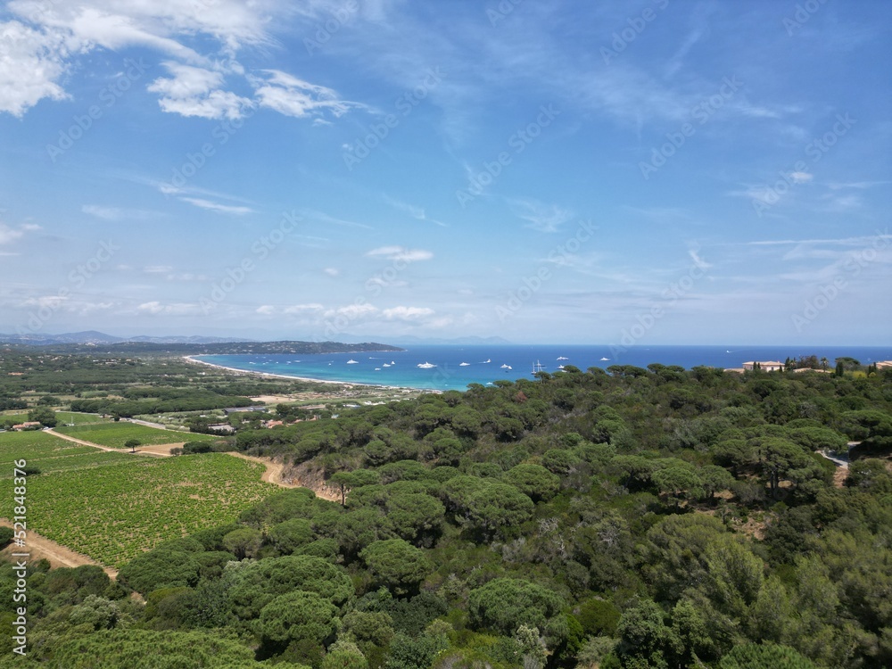 Paysage méditerranéen du sud de la France dans le département du Var