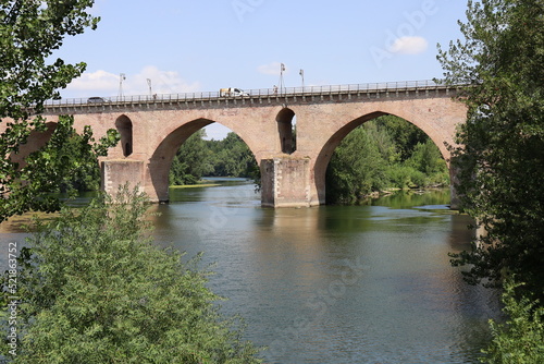 Le pont vieux sur la rivière le Tarn, ville de Montauban, département du Tarn et Garonne, France