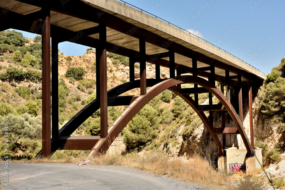 arcos de un puente de hierro moderno 