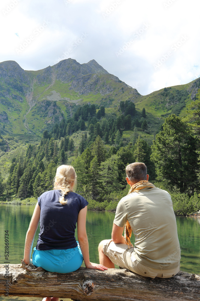 Zu Ruhe kommen am Scheibelsee in den Rottenmanner Tauern. Ein junger Mann und eine Frau geniessen die Aussicht auf den Großen Bösenstein.