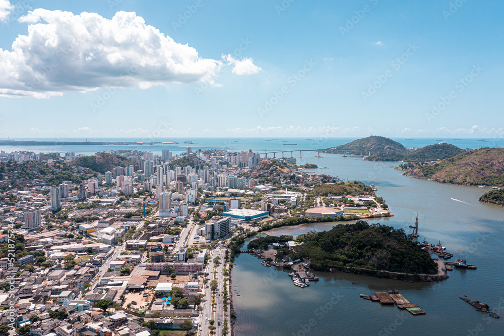Imagem aérea de todo o canal de Vitória, com vista para a cidade de Vitória e Vila Velha, Morro do Moreno, Convento da penha e .Terceira ponte . 