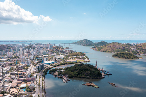 Imagem aérea de todo o canal de Vitória, com vista para a cidade de Vitória e Vila Velha, Morro do Moreno, Convento da penha e .Terceira ponte . 