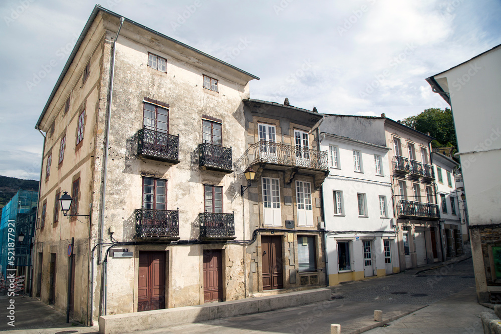 Edificios en el casco viejo de Mondoñedo. De las tres casas, en la del medio nació Álvaro Cunqueiro en 1911. Lugo, Galicia, España.