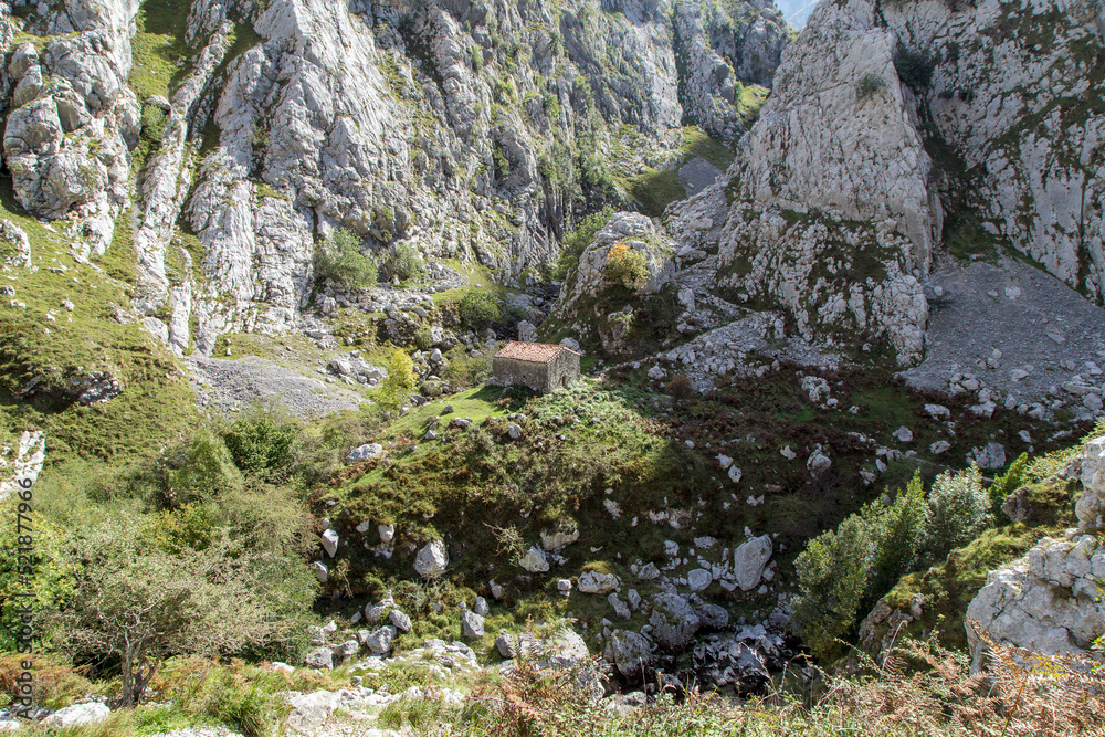 Paisaje con choza de pastor en los Picos de Europa. Asturias, España.