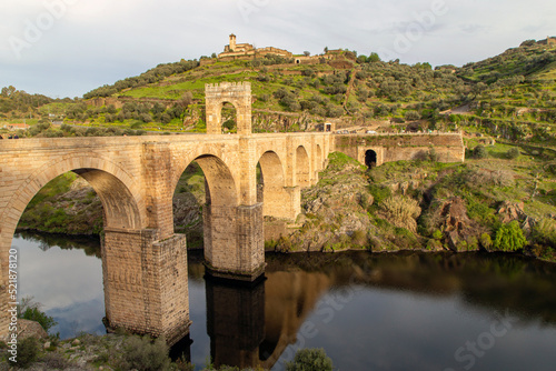 Puente romano de Alcántara (siglo II) sobre el río Tajo. Cáceres, España.