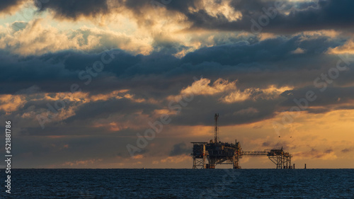Tableau sur toile Gas and Oil Rig Off of Dauphin Island, Alabama
