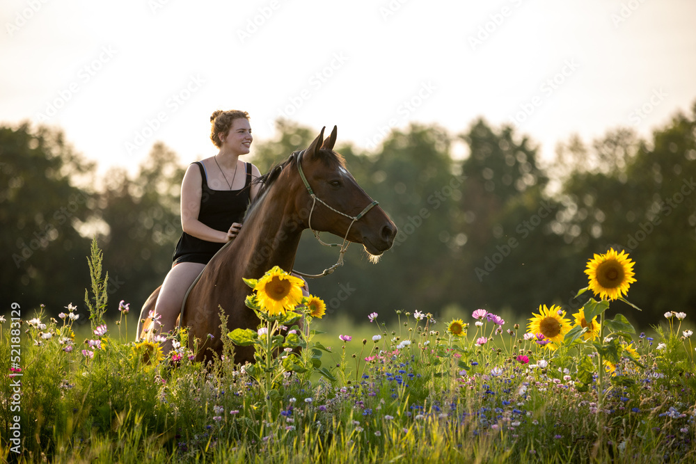 Reiterin mit Pferd in Blumen