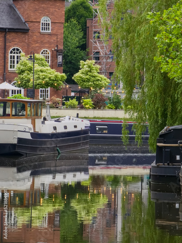 Narrowboat, trees and their reflections in the canal water in Castlefield, Manch Fototapet