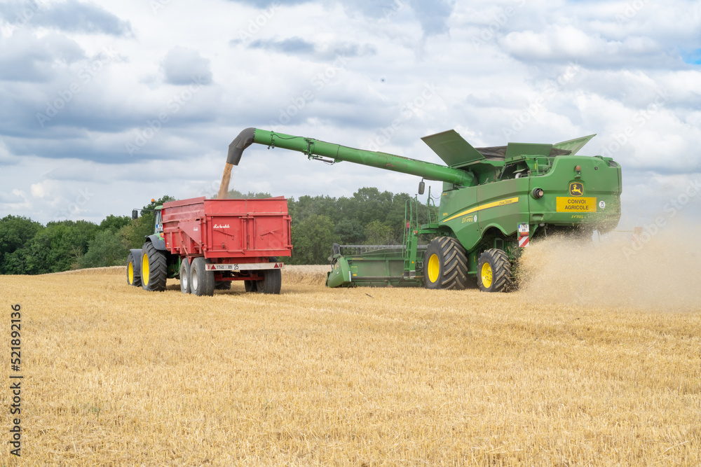 Moissonneuse John Deere en pleine moisson sur un champs de blé mue ...