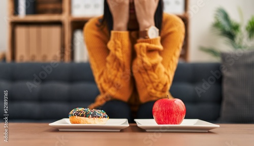 Εκτύπωση καμβά Young latin woman patient stressed asking for eating disorder at clinic