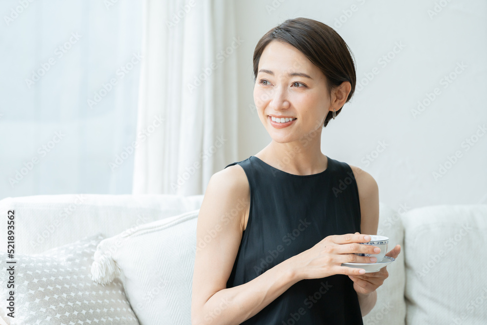お茶を飲んでリラックスするミドル女性 お茶を飲んでリラックスするミドル女性
