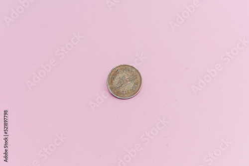 Moneda china de 10 yuanes, sobre un fondo rosa. photo