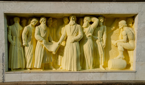 Fotografía Sculptures of people at the train station in Rostov on Don